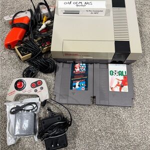 Nee Console with zapper 2 controllers and 2 games